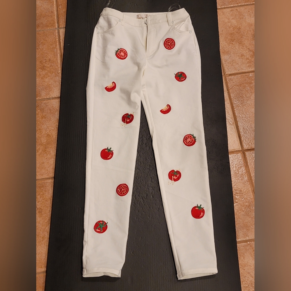 Lyn Around white jeans